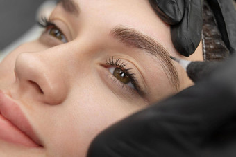 概念microblading眉毛美容师执行过程永久化妆眉毛特写镜头