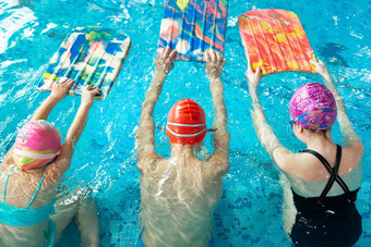 集团男孩女孩火车学习游泳池教练发展孩子们的体育