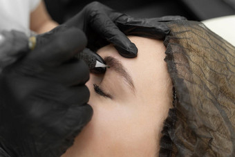 概念microblading眉毛美容师执行过程永久化妆眉毛特写镜头