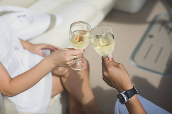 情人庆祝度蜜月游艇新结婚了夫妇碰杯眼镜香槟
