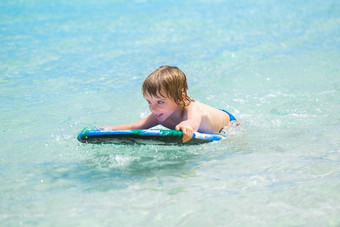 年轻的冲浪者快乐年轻的男孩海洋冲浪板