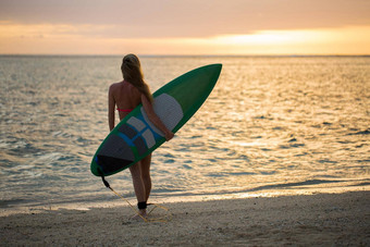 冲浪冲浪者女孩海洋海滩日落轮廓女比基尼女人水站冲浪板有趣的生活健康的活跃的生活方式水体育模型