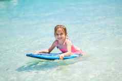 婴儿女孩年轻的冲浪者bodyboard有趣的小海洋波活跃的家庭生活方式