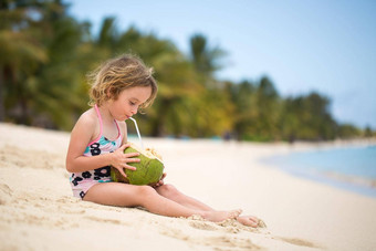 学前教育孩子女孩喝椰子汁海洋海滩