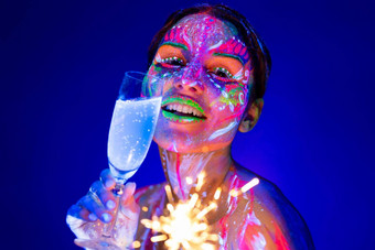 女人炯炯有神的眼睛玻璃香槟霓虹灯光假期一年概念