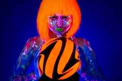 女人霓虹灯化妆持有足球球手概念世界杯荧光油漆光
