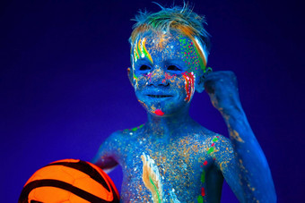 肖像男孩紫外线光足球球概念世界杯足球