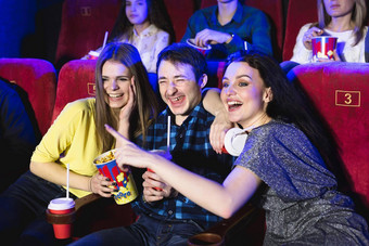年轻的女孩的家伙看喜剧电影年轻的朋友看电影电<strong>影集</strong>团人剧院爆米花饮料