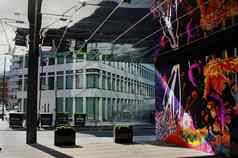 涂鸦艺术作品反射镜像建筑街中央伦敦