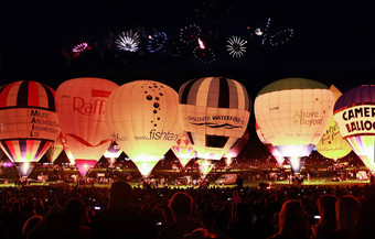 布里斯托尔气球节日烟花庆祝活动晚上布里斯托尔