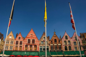 色彩鲜艳的比利时联排别墅<strong>旗帜小</strong>镇广场使用比利时
