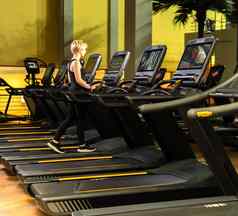 模拟器跟踪锻炼活跃的活动下午体育运动人健身房跑步者耐力机运行苗条的运动鞋腿行动
