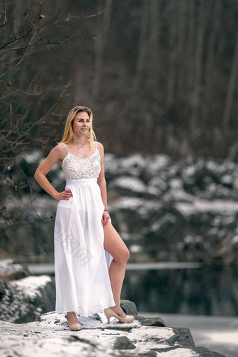 年轻的女人白色衣服海岸湖冬天雪景观