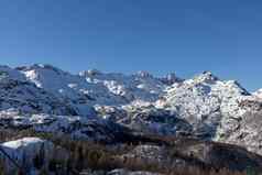 山山峰覆盖雪滑雪度假胜地