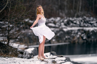 年轻的女人<strong>白色</strong>衣服海岸湖冬天<strong>雪景</strong>观