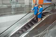女飞行服务员自动扶梯机场