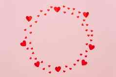 有创意的圆使纸心粉红色的背景布局爱最小的概念情人节一天3月母亲的一天有创意的布局
