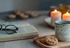 阅读书舒适的冬天晚上蜡烛茶饼干