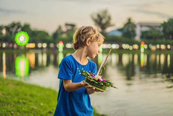 男孩旅游庆祝阿来水灯运行水阿来水灯节日人买花蜡烛光浮动水庆祝阿来水灯节日泰国