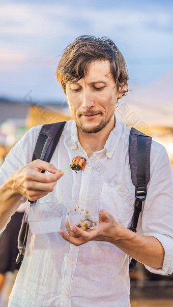 年轻的男人。旅游走街亚洲食物市场垂直格式新浪微博移动故事故事大小移动壁纸