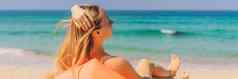 夏天生活方式肖像漂亮的女孩坐着橙色充气沙发海滩热带岛放松享受生活空气床上横幅长格式