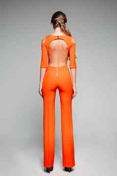 隐身模型明亮的橙色西装开放回来高高跟鞋