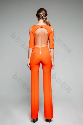 隐身模型明亮的橙色西装开放回来高高跟鞋