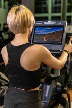 椭圆教练年轻的培训健康女锻炼运行健康的学习类健身周期生活设备