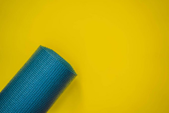 体育绿松石蓝色的阴影黄色的背景瑜伽席体育运动鞋子运动服装瓶水概念健康的生活方式体育运动饮食体育运动设备复制空间