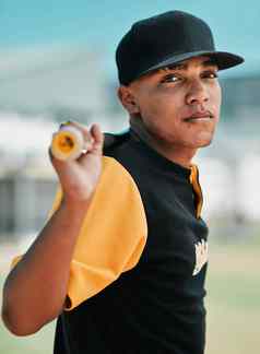 不要运行挑战运行拍摄年轻的棒球球员持有棒球蝙蝠摆姿势球场