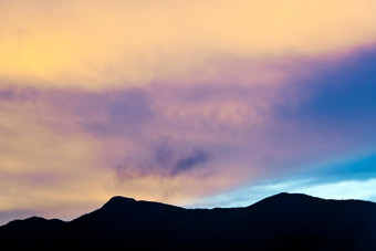 色彩斑斓的天空山晚上