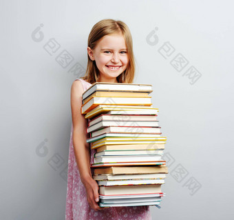 学校女孩持有堆栈书