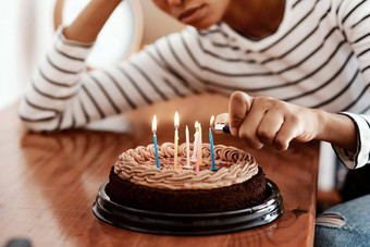 生日检疫很酷的裁剪拍摄女人照明蜡烛生日蛋糕首页伤心