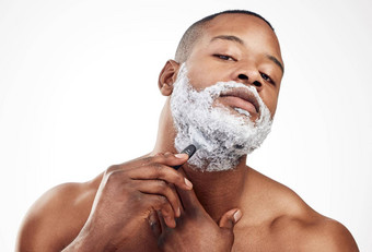 刮胡子定期清洁工作室肖像英俊的年轻的男人。剃须面部头发白色背景