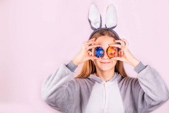 女孩兔子兔子耳朵<strong>头彩</strong>色的鸡蛋粉红色的背景快乐的微笑快乐孩子复活节假期横幅