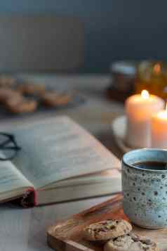 阅读书舒适的冬天晚上蜡烛茶饼干