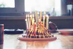 色彩斑斓的生日蛋糕19蜡烛表格天真烂漫的首页聚会，派对