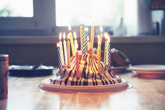 色彩斑斓的生日蛋糕19蜡烛表格<strong>天真</strong>烂漫的首页聚会，派对