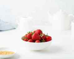 草莓白色碗白色表格早....早餐夏天食物