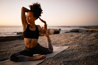 <strong>瑜伽</strong>完美的保持做准备活动完整的长度拍摄有吸引力的年轻的女人练习<strong>瑜伽</strong>海滩日落