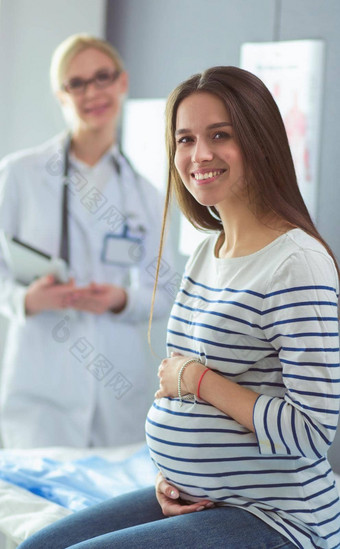 美丽的微笑怀孕了女人医生医院