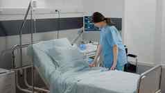 护士使床上医院病房医疗保健设备