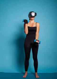 活跃的运动人穿虚拟现实耳机