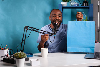 视频博客宣布赠品社会媒体展示蓝色的纸袋礼物赞助商