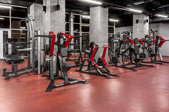 锻炼机器宽敞的基斯空健身房室内特殊的现代设备物理培训体育运动健身