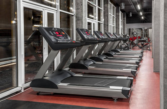 排现代跑步机窗口宽敞的基斯空健身房室内特殊的现代设备物理培训体育运动健身