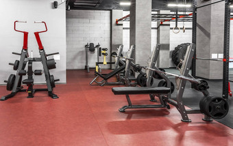 力量举重设备宽敞的基斯空健身房室内特殊的现代锻炼机器物理培训体育运动健身