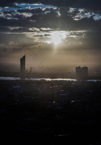 华丽的风景优美的大大都会曼谷城市俯瞰摩天大楼云