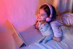 快乐女孩粉红色的耳机白色可爱的猫霓虹灯光