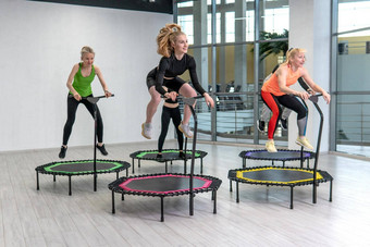 蹦床健身女孩订婚了专业体育概念健康的生活方式跳蹦床女人健身健身房健康的锻炼活跃的有氧运动有趣的运动员年轻的活力运动服装高加索人肌肉跳舞